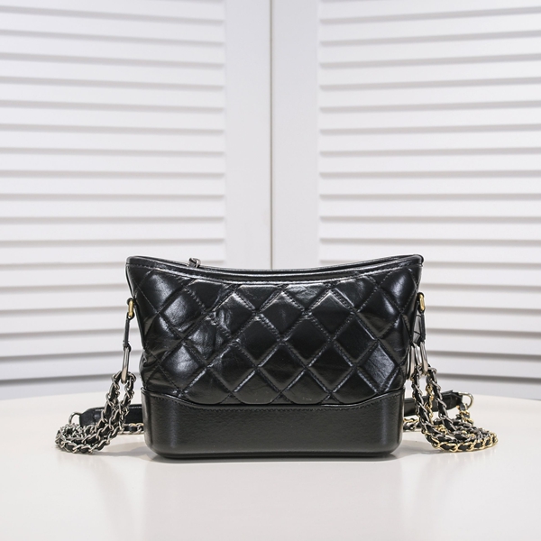 シャネルバッグ側面デザイン